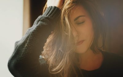 Jak codzienne nawyki wpływają na wypadanie włosów