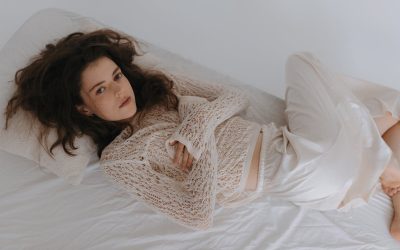 Pielęgnacja włosów niskoporowatych w 3 krokach dla idealnego blasku