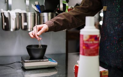 Jak odbudować włosy po farbowaniu i rozjaśnianiu?