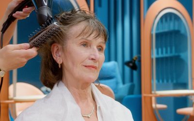 Jak prawidłowo suszyć włosy suszarką i nie niszczyć ich?