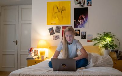 Wypadanie Włosów u Nastolatek – Kiedy Powinnaś Się Zaniepokoić