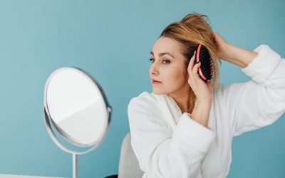 Jak odpowiednio czesać włosy, które wypadają – praktyczne porady