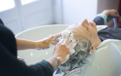 Jak prawidłowo myć skórę głowy, aby ograniczyć przetłuszczanie włosów