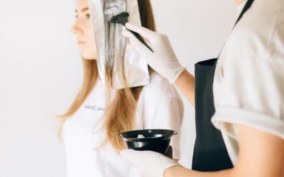 Jak skutecznie odbudować włosy po intensywnym rozjaśnianiu