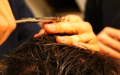 Dlaczego włosy łamią się w połowie długości i jak temu zapobiegać