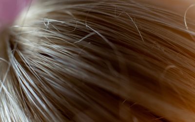 Dlaczego włosy wypadają u kobiet? Sprawdź przyczyny i rozwiązania